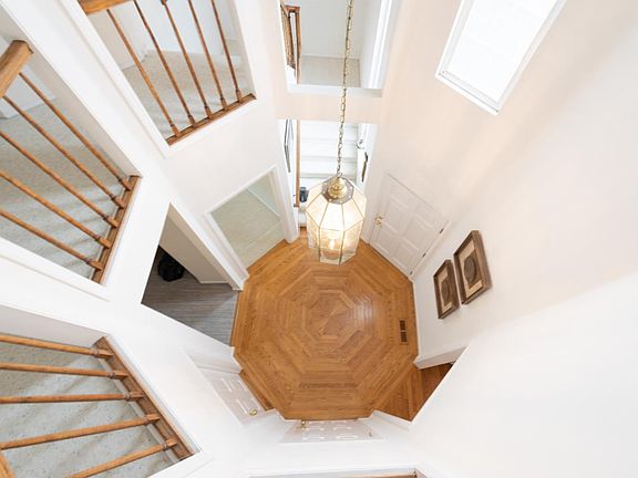 4th image of 14 Pinehurst Ln