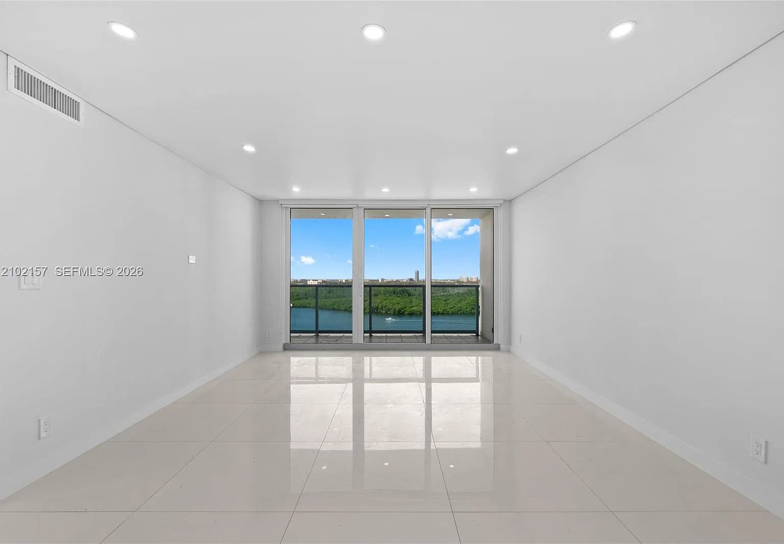 Arlen House East Condo — Photo 2