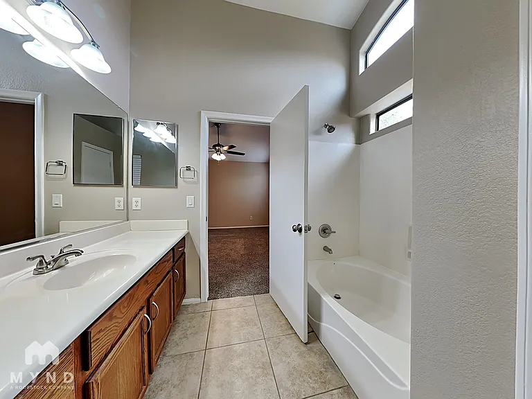 1034 E Saddle Way — Photo 20