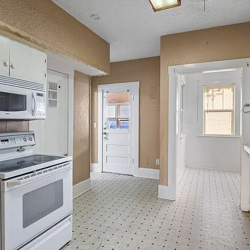 823 N Dallas Ave — Photo 3