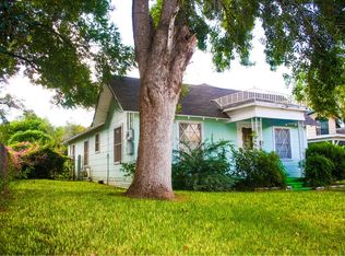 1108 E St, Floresville, TX 78114