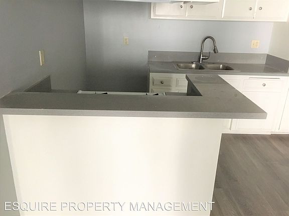 3rd image of 990 Ashland Ave APT 4