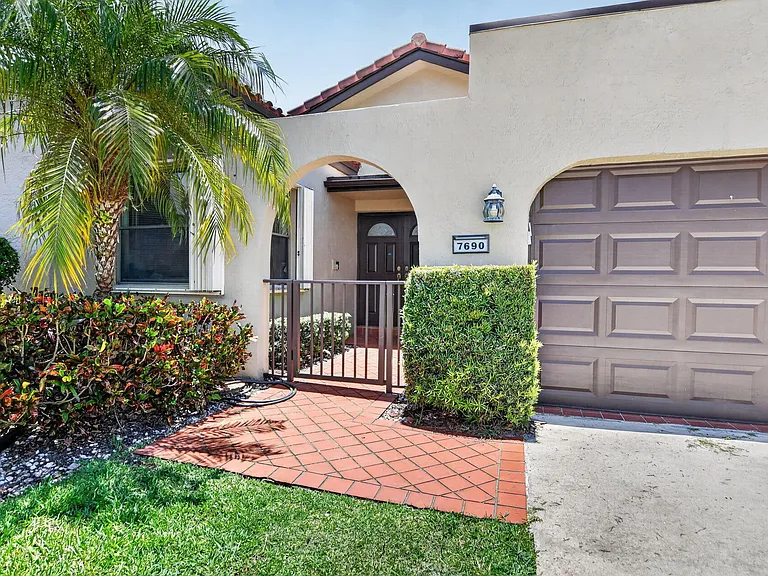 7690 Solimar Cir — Photo 4