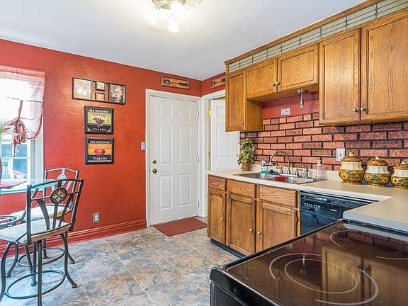 5th image of 822 Powell Ave