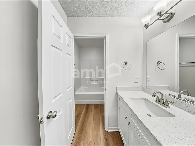 3911 Laurel View Cir — Photo 16