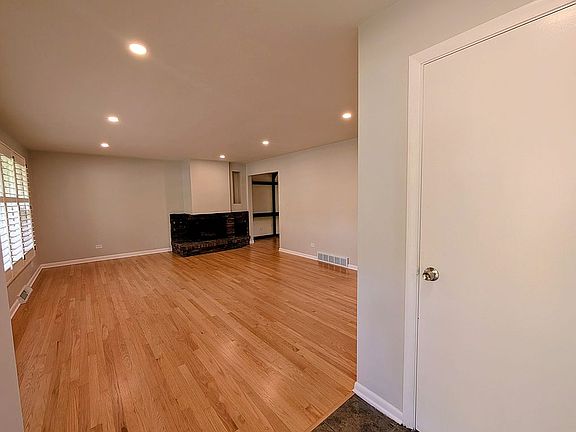 3rd image of 320 N Main St