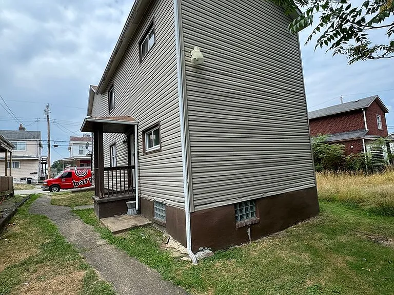 907 Union Ave — Photo 3
