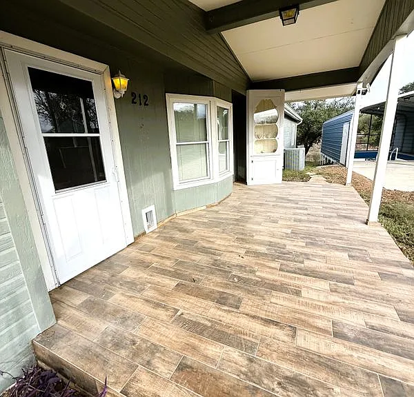 212 Thornton Ln — Photo 3