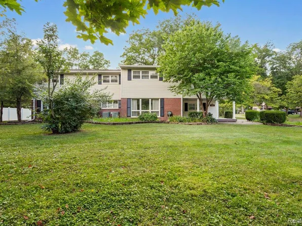 21220 Thorofare Rd, Grosse Ile, MI 48138