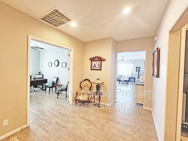 4901 Fairwood Ct — Photo 17