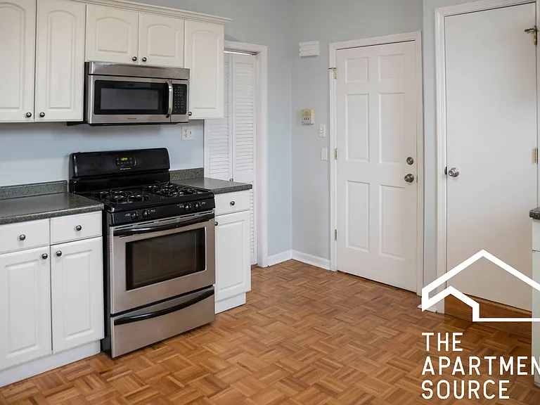 2215 W Wellington Ave #1R — Photo 4