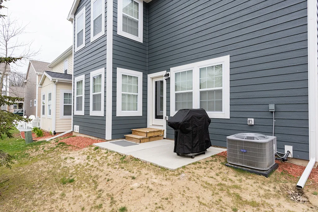 4 bed, 2.5 bath, 2121 sqft, $3,000 — Photo 3