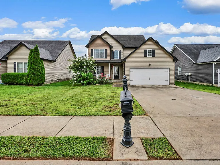 563 Falkland Cir — Photo 2