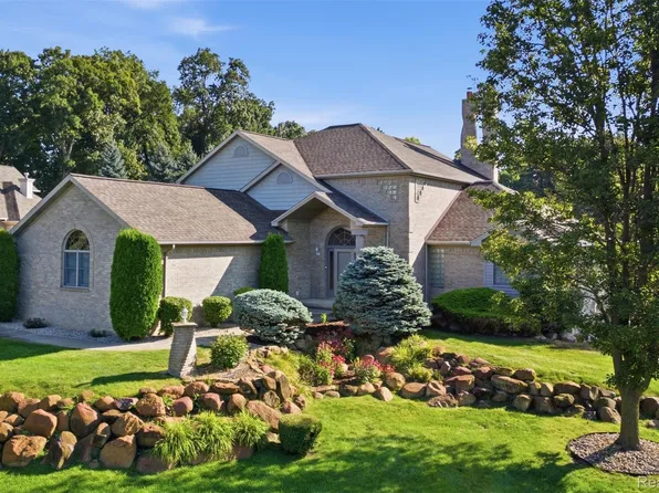 16051 Pine Bluff Ct, Fenton, MI 48430