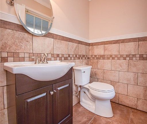 5th image of 1050 Larkens Way