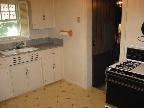 3rd image of 3303 N Indiana Ave