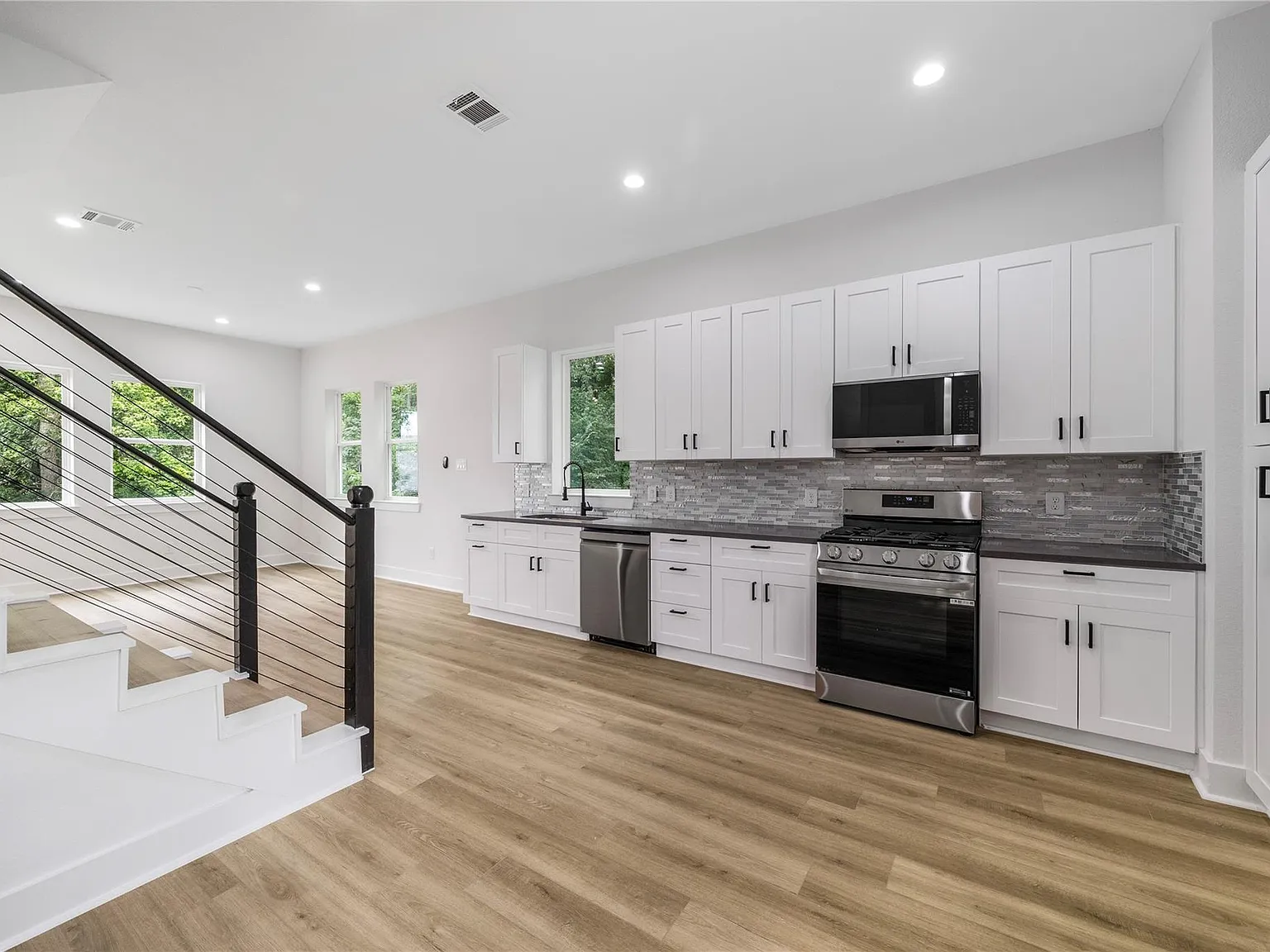 3 bed, 2.5 bath, 1775 sqft, $1,900 — Photo 3