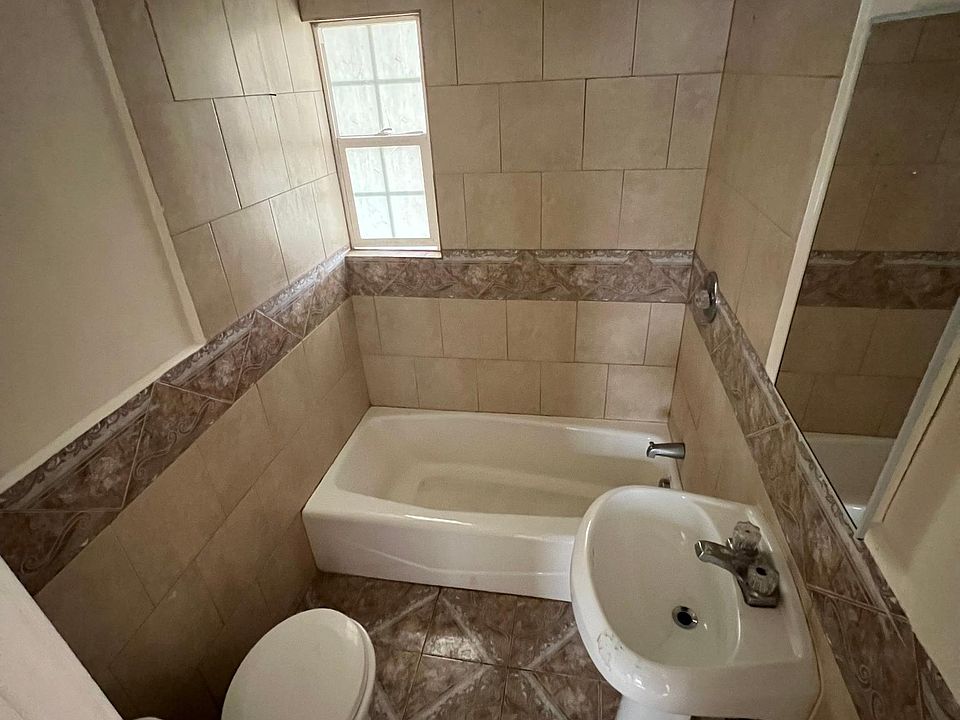 2nd image of 5437 Maywood Ave #9