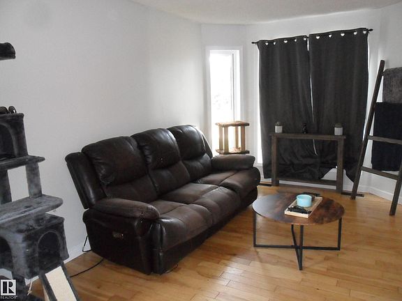 5th image of 28 Bridgeview Cres NW