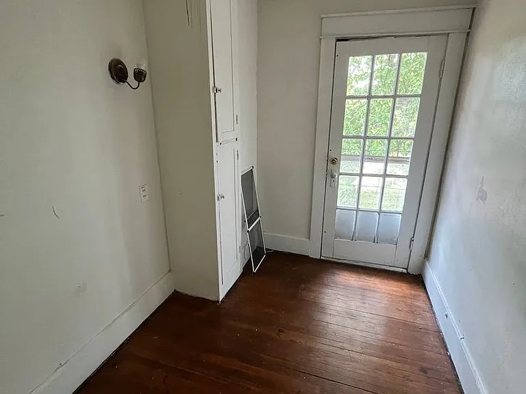324 E 2nd St — Photo 59