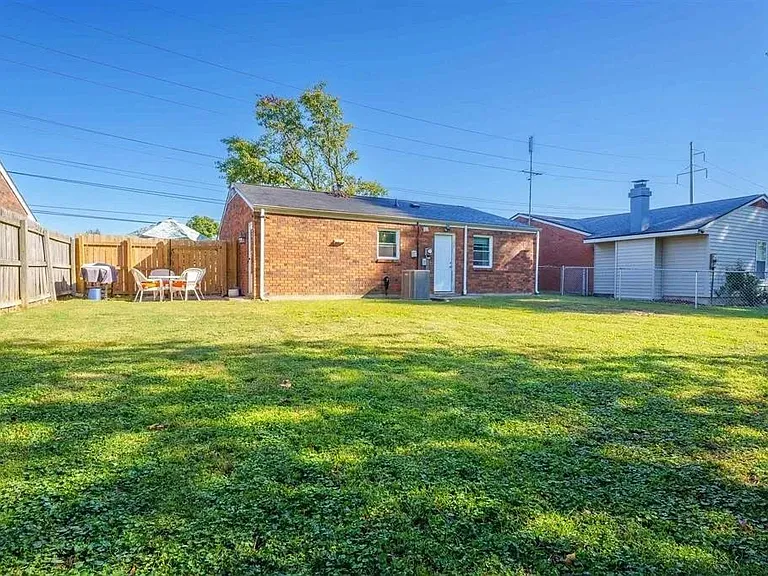 2432 Tamarack Rd — Photo 3