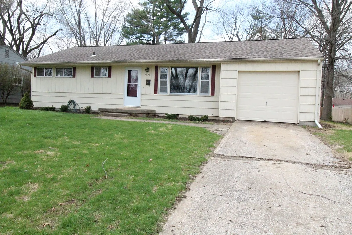 Building Photo - 7434 Maple Ln