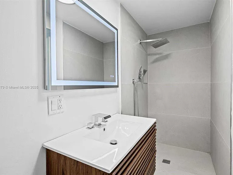 NE 19th Ct — Photo 25