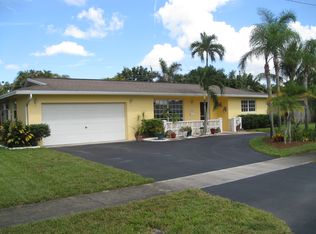 540 Ridgewood Ln, Plantation, FL 33317
