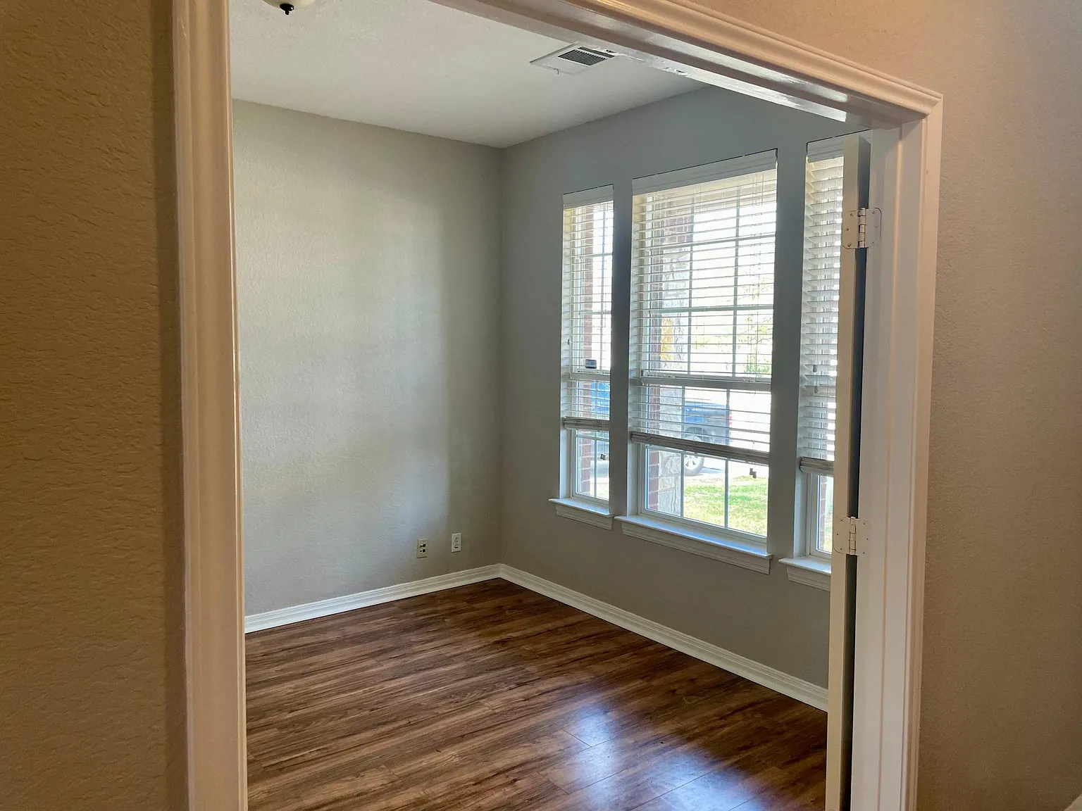 4 bed, 2144 sqft, $2,400 — Photo 4