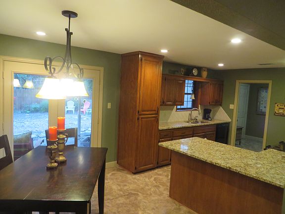 5th image of 748 Southwood Dr
