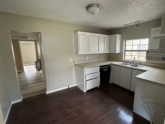 4th image of 1202 E Tarrant St