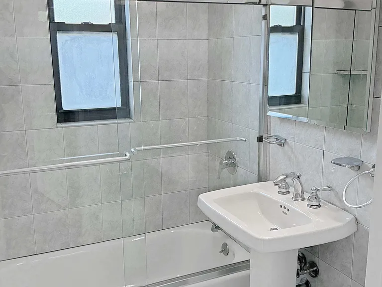 150 E 18th St #6E — Photo 8