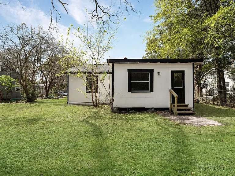 1227 Dena St — Photo 3