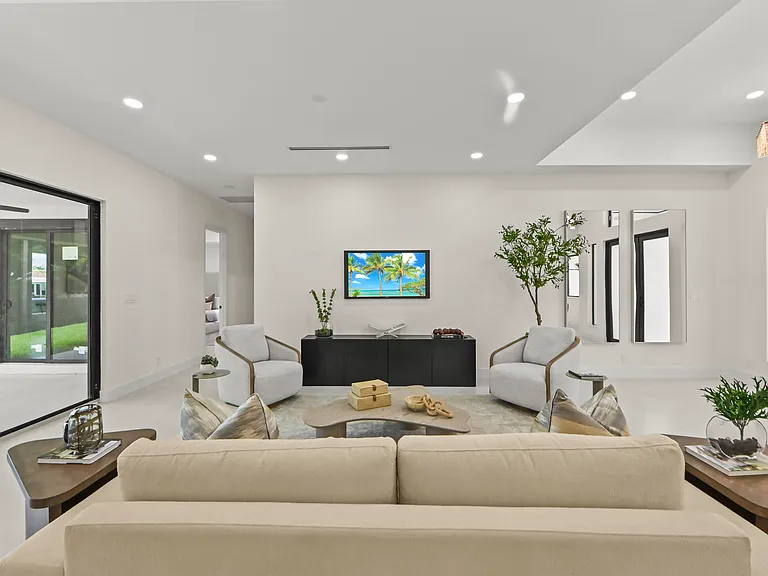 621 NW 42nd Ave — Photo 8
