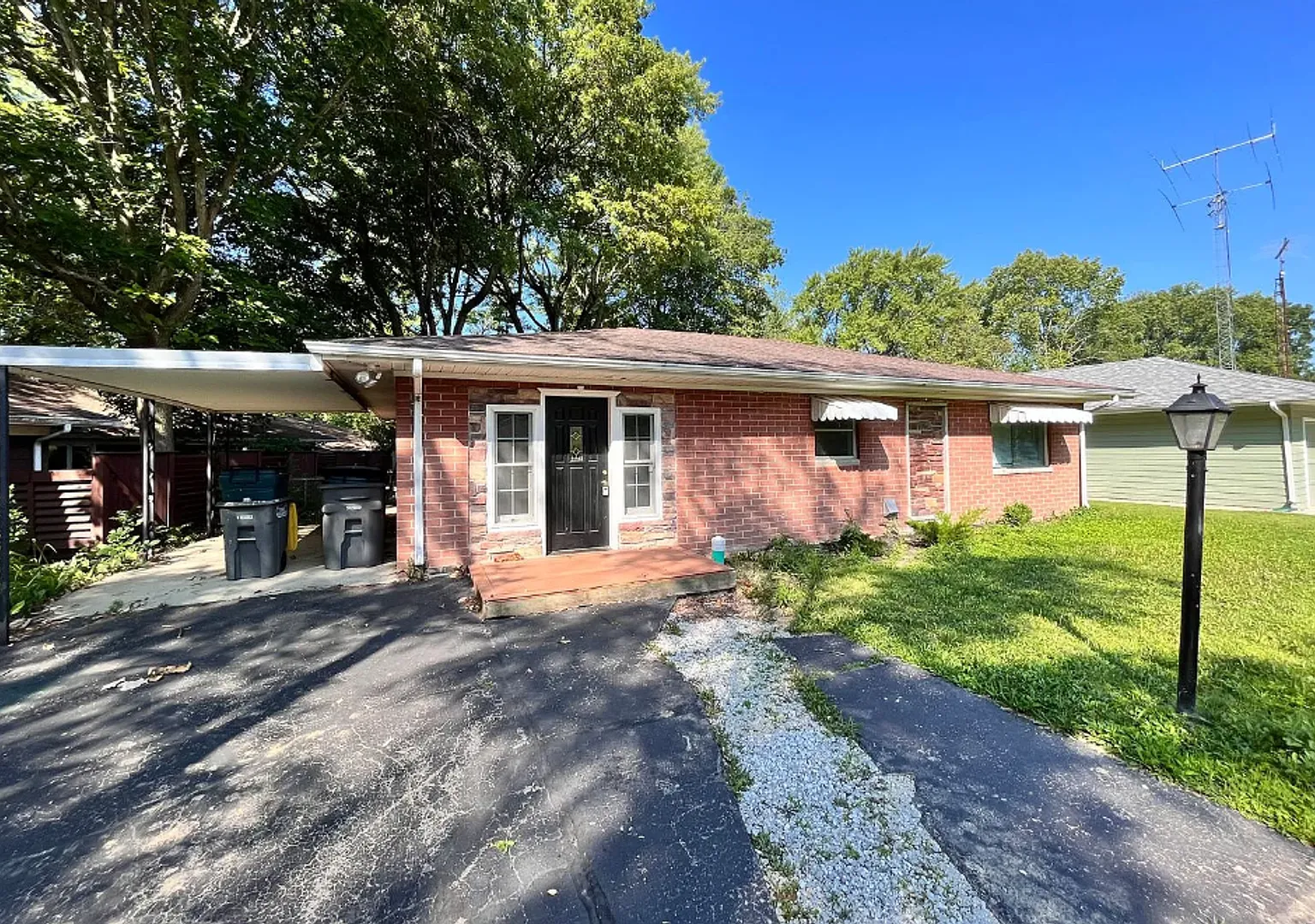 3BR, 2BA Home Close to Campus with Car Port, Washer/Dryer, Spacious Closets — Photo 1