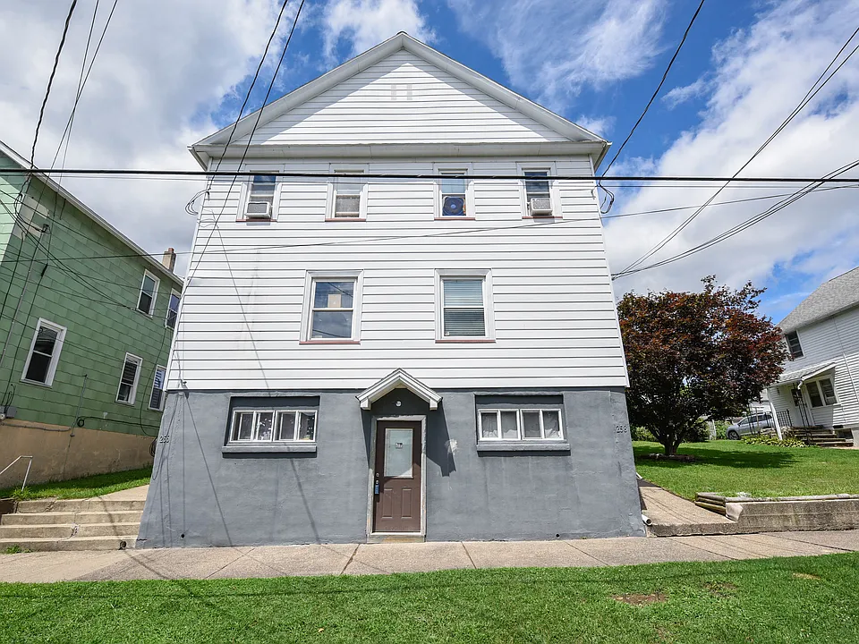 256 1/2 E Grove St #256