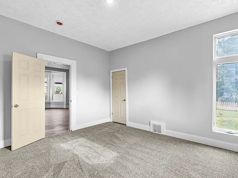 2124 Maple St — Photo 10