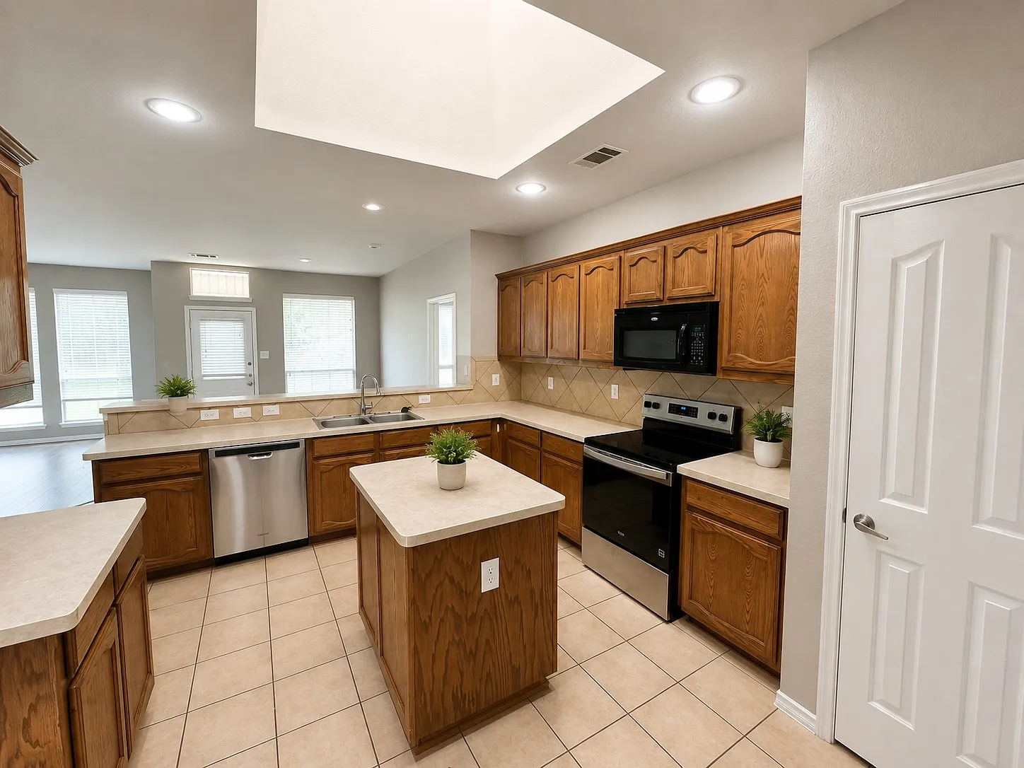 4 bed, 1880 sqft, $2,500 — Photo 4