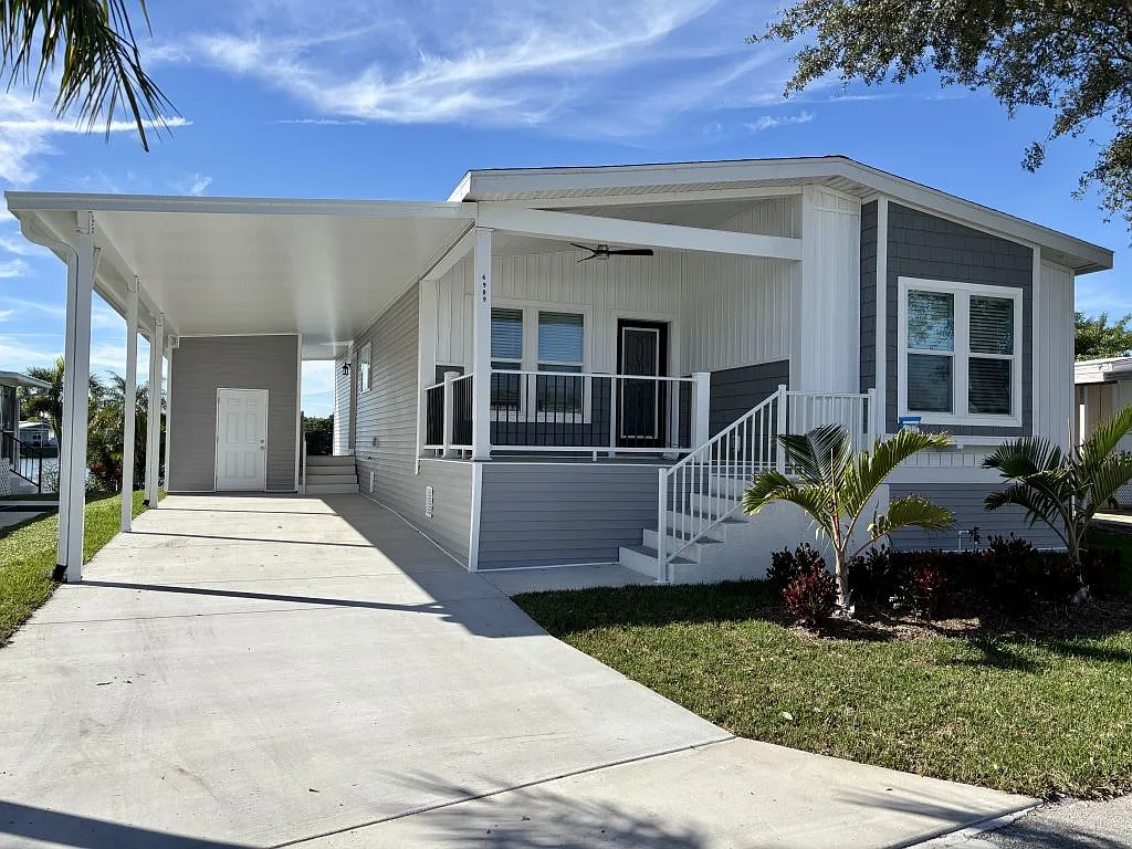 2 bed, 2.0 bath, 1408 sqft, $1,949 — Photo 2