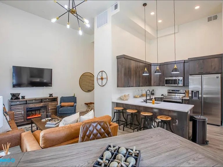 302 E 40th St #LUX — Photo 10
