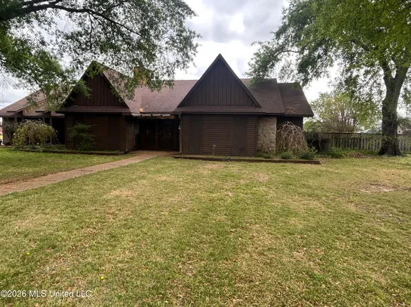 628 Aubrey Cir S, Greenwood, MS 38930