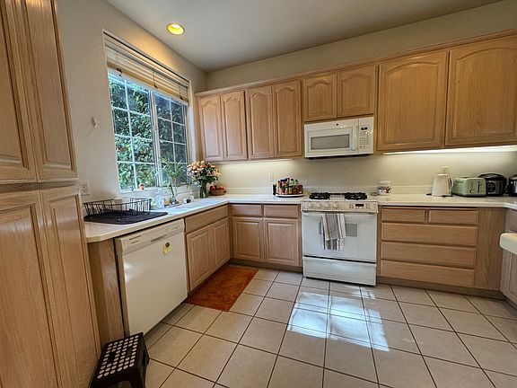 4th image of 2874 Victoria Ave