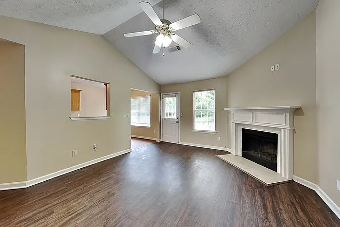 3 bed, 2.0 bath, 1322 sqft, $1,695 — Photo 3