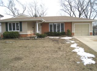 271 Edgeware Rd, Elk Grove Village, IL 60007