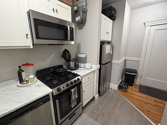 3rd image of 376 Riverway APT 5