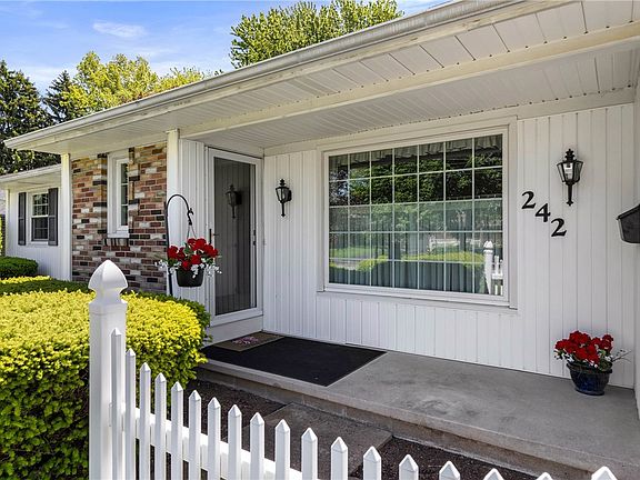 4th image of 242 Yarkerdale Dr