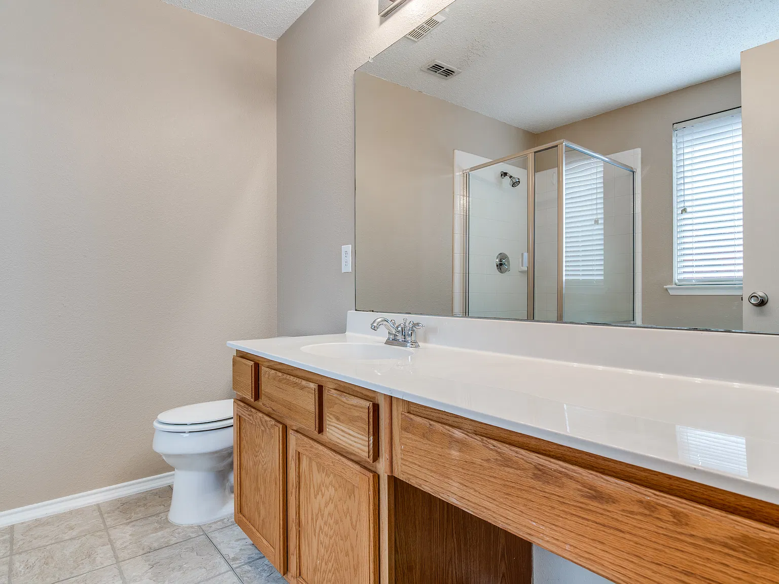 4 bed, 2.5 bath, 2074 sqft, $2,400 — Photo 3