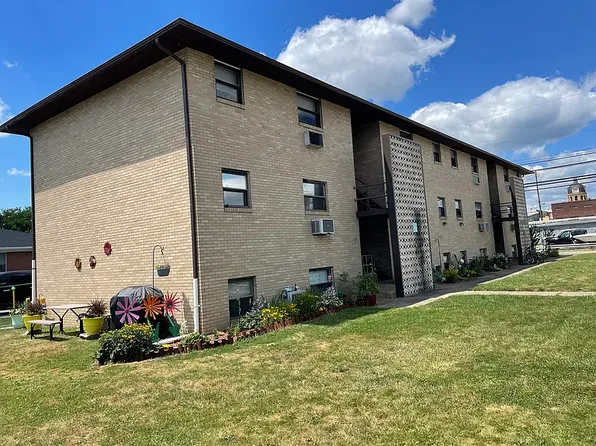 230 1st Dr SE APT 10, New Philadelphia, OH 44663