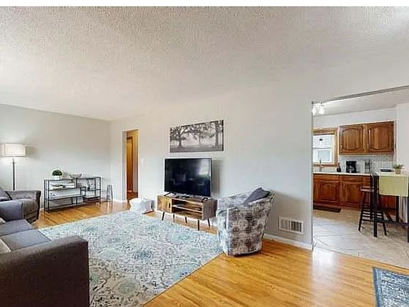 5th image of 1106 8th Ave SW