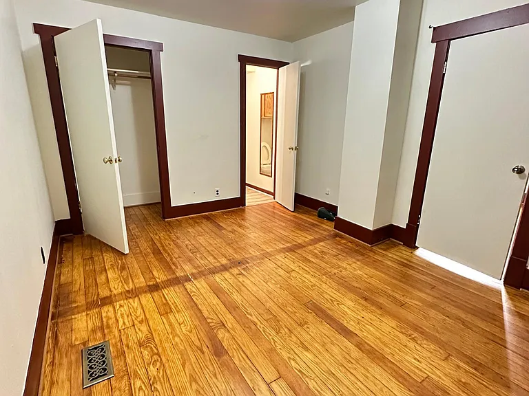 718 Washington St — Photo 3